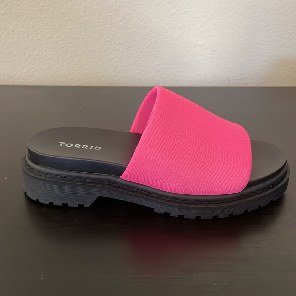 NWT Torrid Neon Pink Chunky Slides. Size 7 (runs very wide) - Picture 2 of 5